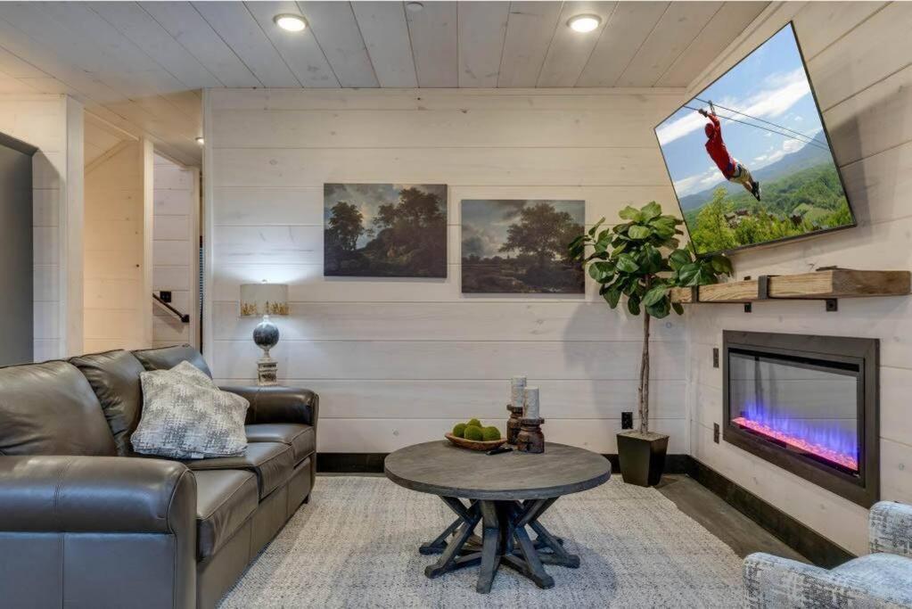 Blue Moon Ridge: Brand New Cabin! 5 Bedrooms, Pool/Hot Tub, Theatre Pigeon Forge Ngoại thất bức ảnh